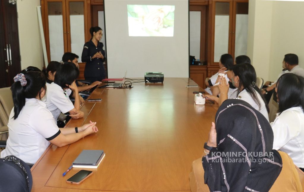 Tim Yayasan Sosialisasi Kanker Indonesia Mensosialisasikan Waspada Kanker Di Diskominfo Kutai Barat